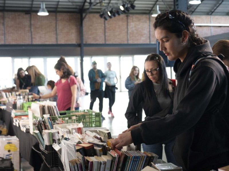 Libros que confluyen al borde del río Paraná