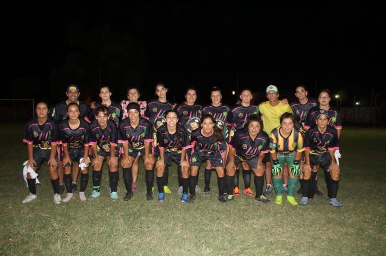 El club del Quinto Cuartel de Victoria saludó al plantel de fútbol femenino