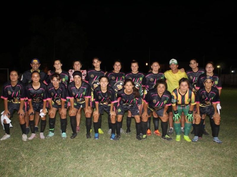 El club del Quinto Cuartel de Victoria saludó al plantel de fútbol femenino