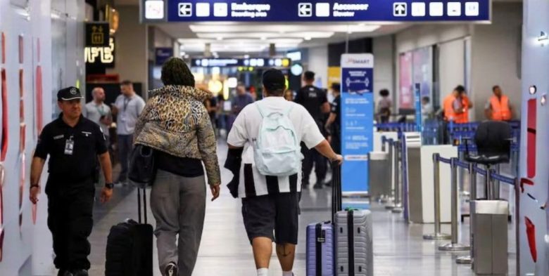 La balanza turística nacional de febrero sigue en déficit: menos viajes al exterior no frenaron la salida de divisas