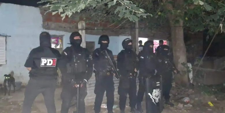 Operativo antidrogas en Firmat: múltiples allanamientos, cuatro detenidos y secuestro de droga