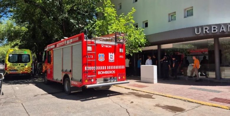 Bomberos rescataron a tres operarios intoxicados con pintura en una cisterna en Mendoza