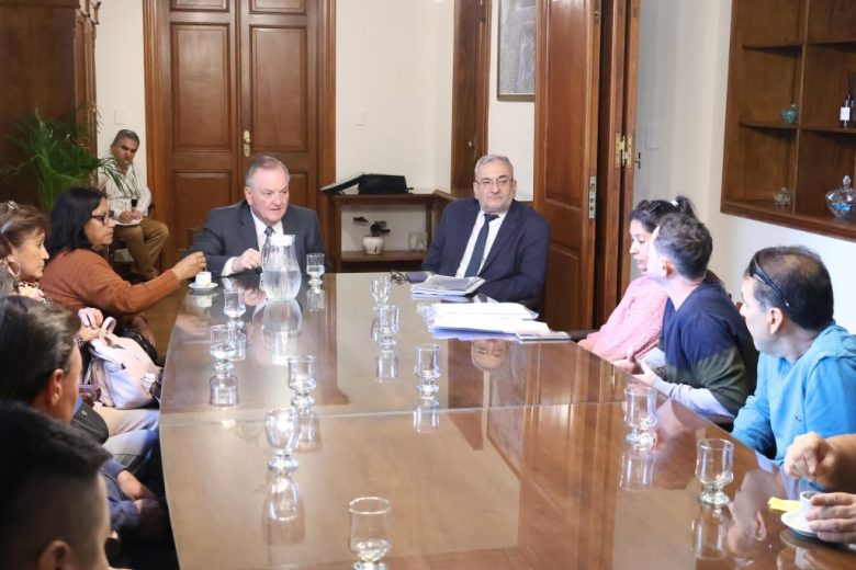 Senadores recibieron a trabajadores y familiares de la empresa láctea Verónica