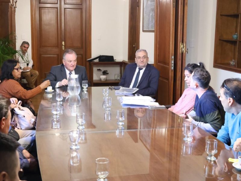 Senadores recibieron a trabajadores y familiares de la empresa láctea Verónica