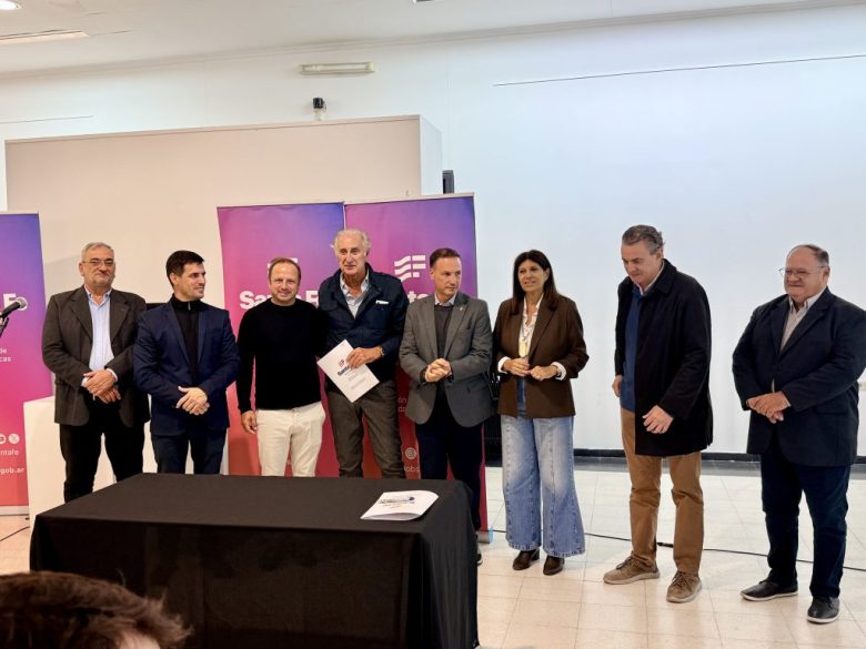 Calvo destacó la reactivación de las 28 viviendas en barrio de 2 Abril de Rafaela