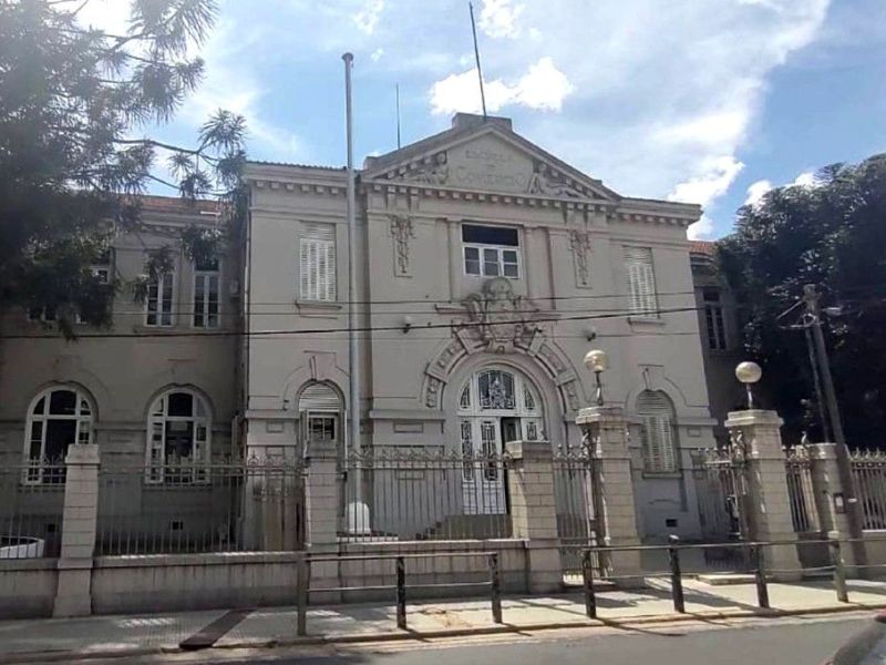 Una estudiante atacó a otra fuera de la escuela y le fisuró la costilla