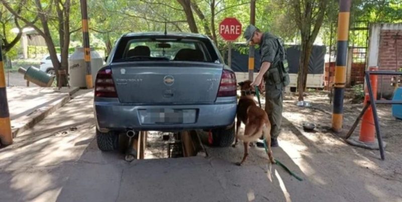 Ruta 34: Gendarmería secuestró 23 kilos de cocaína en el baúl de un auto con una pareja y su hija