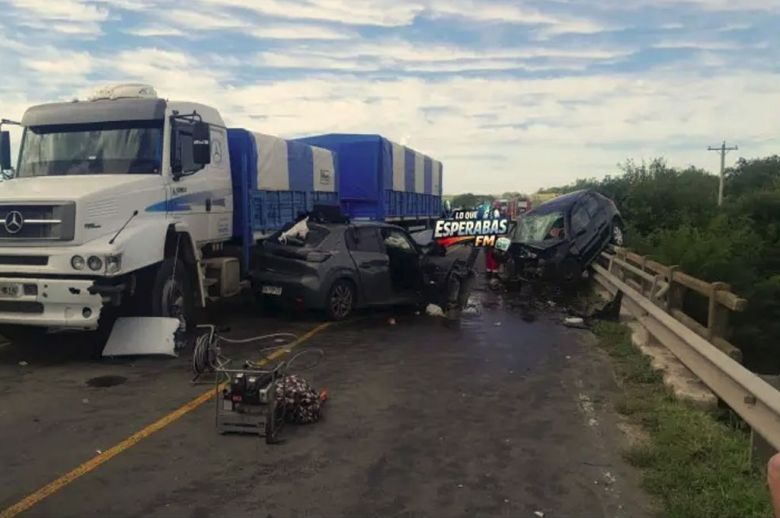 Una mujer fallecida en choque frontal sobre puente de la ruta 11