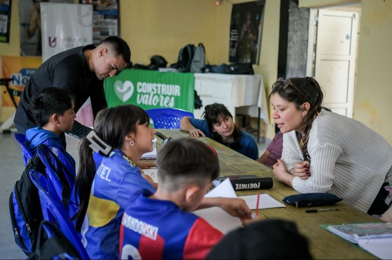 Talleres de arte y acompañamiento educativo en barrios de Paraná