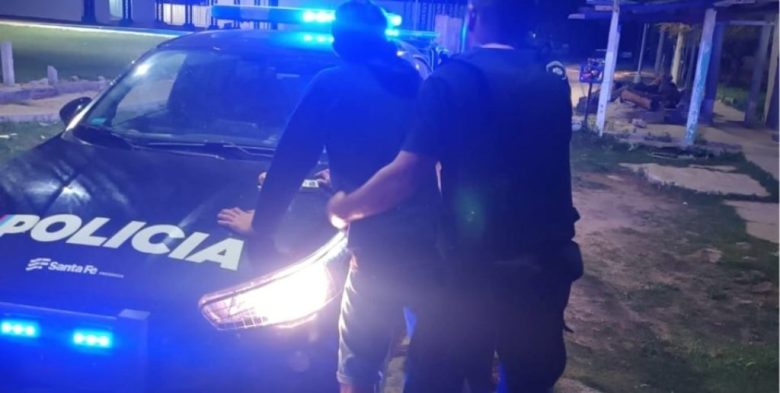Detuvieron a un joven con pedido de captura activo en un control de la Policía de Santa Fe en Alto Verde
