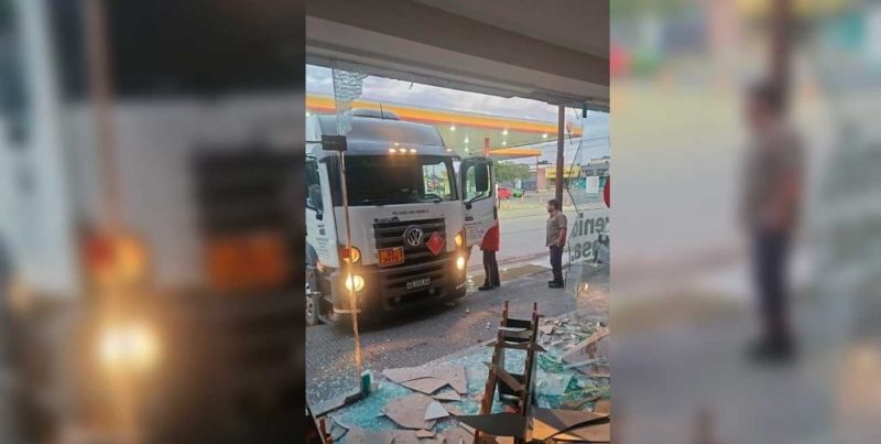 Siniestro vial en la capital provincial: un camión cisterna chocó contra un corralón