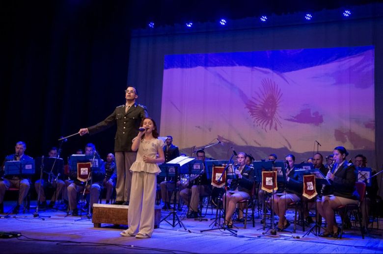 Paraná conmemoró los 44 años de la Guerra de Malvinas con una gala en el Teatro