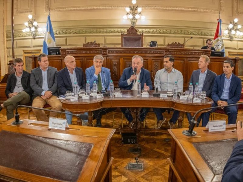 Evalúan acciones para reactivar la empresa láctea Verónica