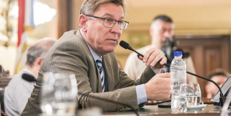 Senador Rodrigo Borla busca regular y registrar cuidadores de adultos mayores en Santa Fe
