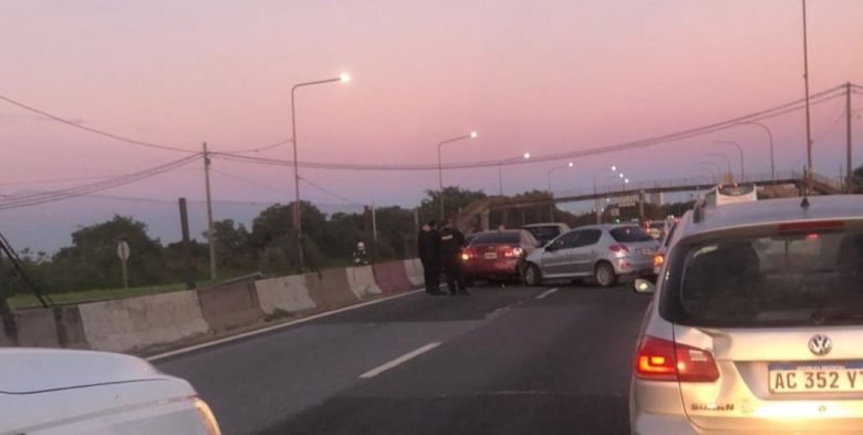 Choque múltiple en la Ruta Nacional 168 a la altura de El Pozo, Santa Fe: cinco autos involucrados