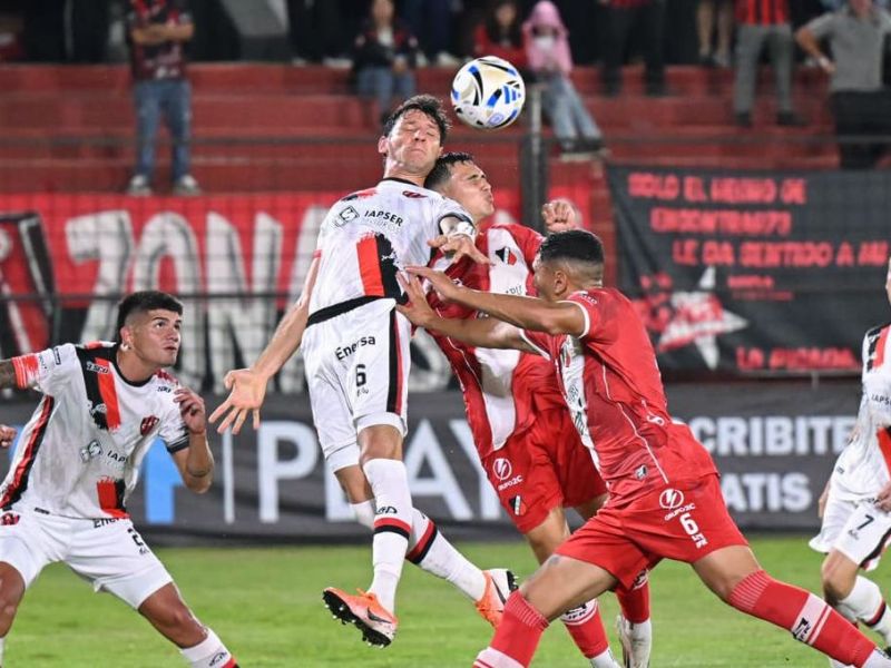 Patronato cambió, pero no le alcanzó y empató ante Deportivo Maipú