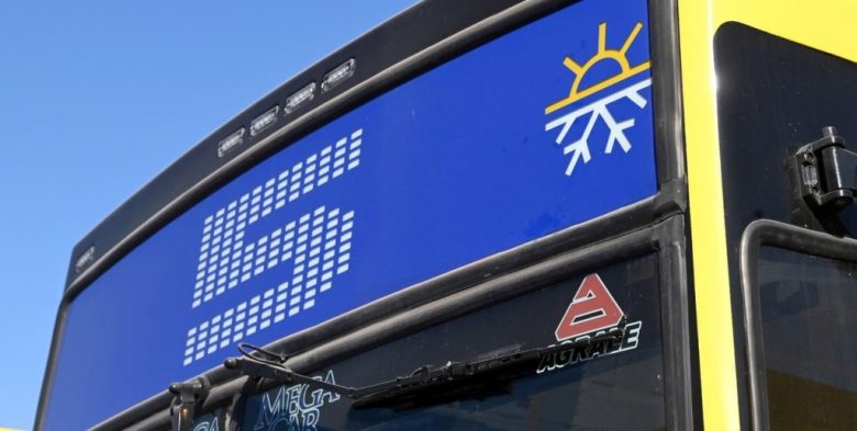 Piedrazo a un colectivo urbano en Santa Fe: una joven sufrió heridas al estallar una ventanilla