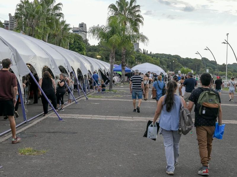 Miles de personas pasaron por la feria de emprendedores y gastronomía en la costanera