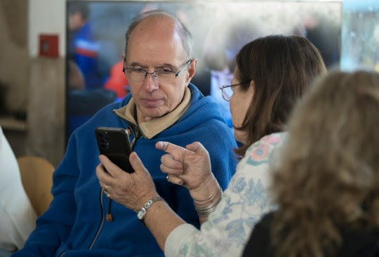 Rosario: vuelven los talleres sobre el uso del celular para personas mayores
