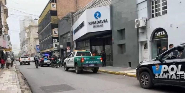 Una mujer que se identificó como policía atacó a golpes a un inspector municipal en Santa Fe