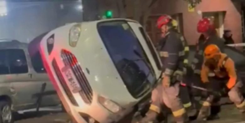 Caballito (CABA): un auto chocó varios estacionados y volcó al perder el control