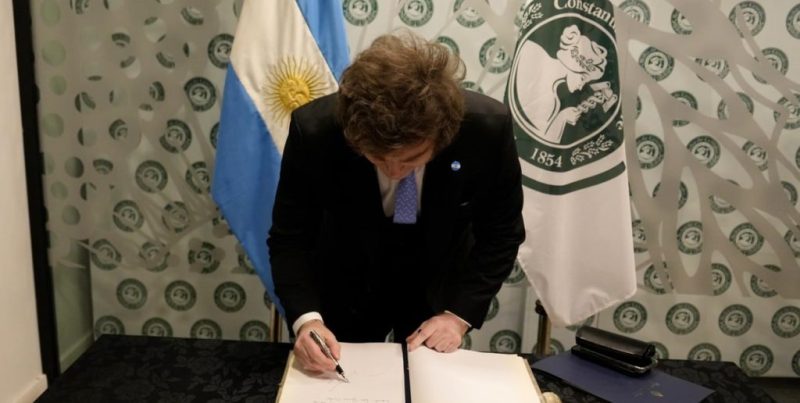 Milei anunció baja de retenciones para el agro y resaltó el récord de exportaciones del sector