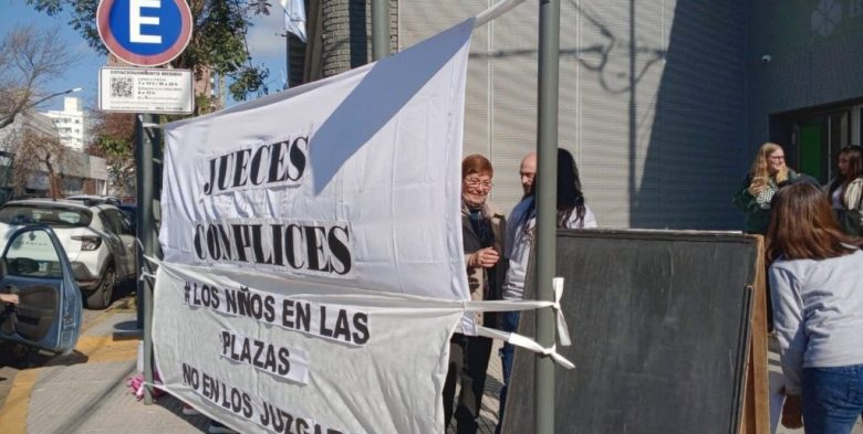 Reclamo de familias en los Tribunales de Santa Fe: exigen la restitución de sus hijos
