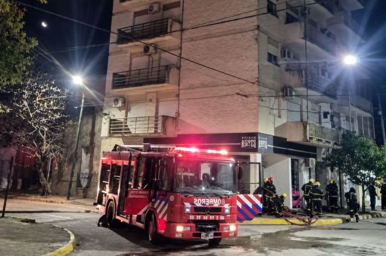Incendio en Cañada de Gómez: una pareja fue rescatada de un departamento en llamas