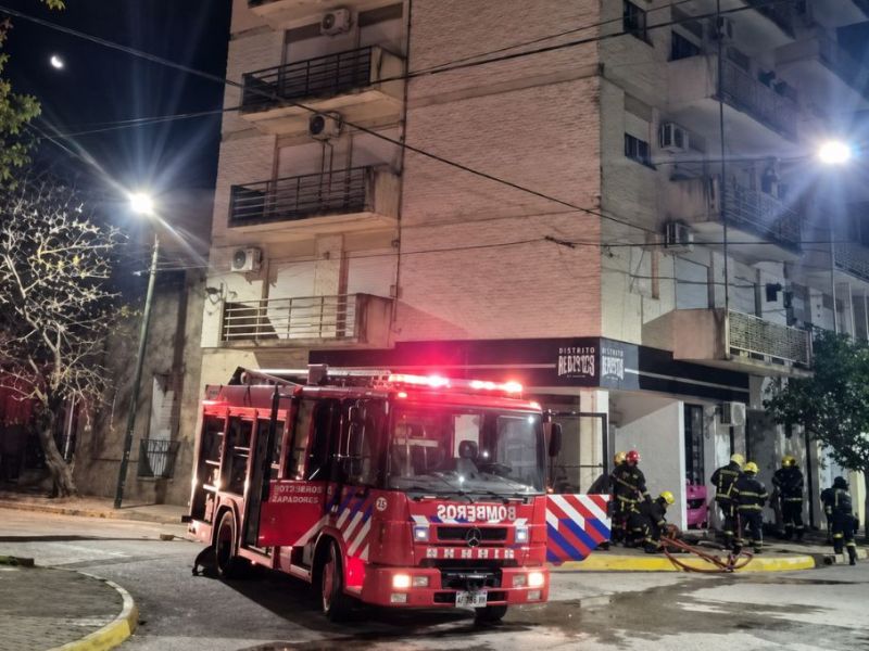 Incendio en Cañada de Gómez: una pareja fue rescatada de un departamento en llamas