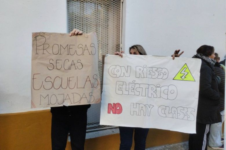 Escuela se movilizó frente a Departamental de Educación para pedir soluciones edilicias