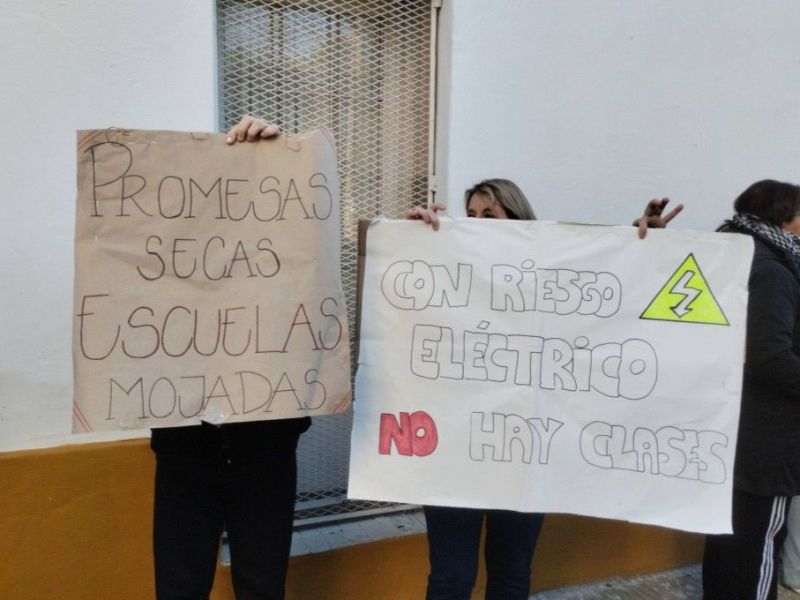 Escuela se movilizó frente a Departamental de Educación para pedir soluciones edilicias