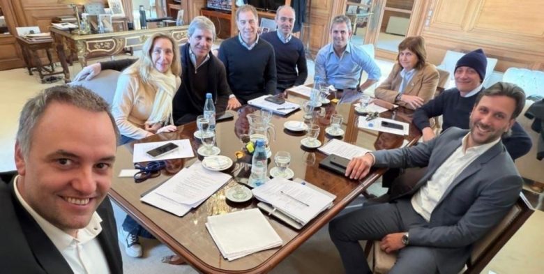 El Gobierno, con Karina Milei y Adorni, acelera un nuevo paquete de leyes para enviar al Congreso