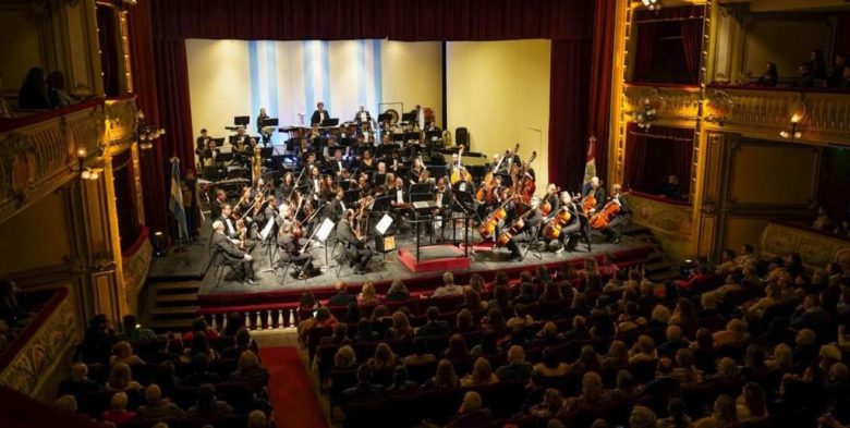 La Orquesta Sinfónica Provincial de Santa Fe llenó el Teatro Municipal 1° de Mayo en la víspera del 25 de Mayo