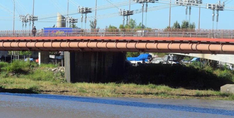 Operativo municipal en la Laguna Setúbal: retiran un gran embalsado de camalotes bajo el Puente Colgante