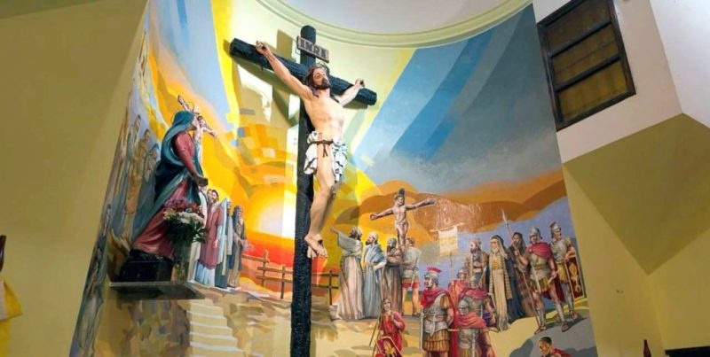 Espectaculares murales de «La Selección de Dios» se pintan en una iglesia de barrio Candioti, Santa Fe