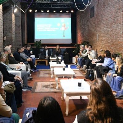 Crianza y pantallas en Santa Fe: el debate sobre los desafíos del desarrollo infantil en la era digital