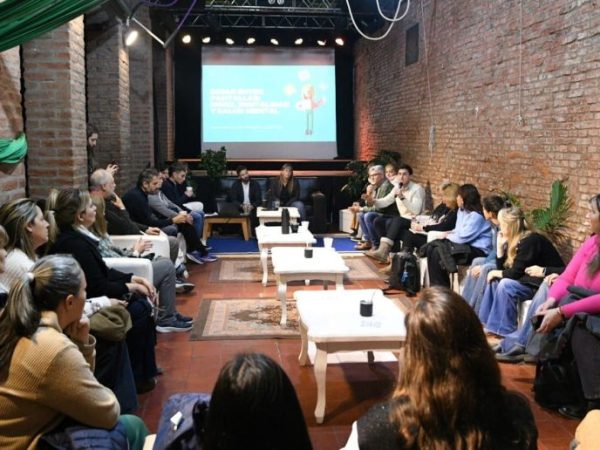 Crianza y pantallas en Santa Fe: el debate sobre los desafíos del desarrollo infantil en la era digital