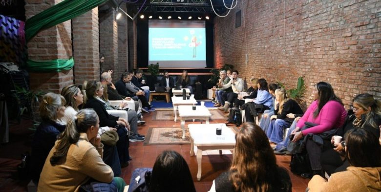 Crianza y pantallas en Santa Fe: el debate sobre los desafíos del desarrollo infantil en la era digital