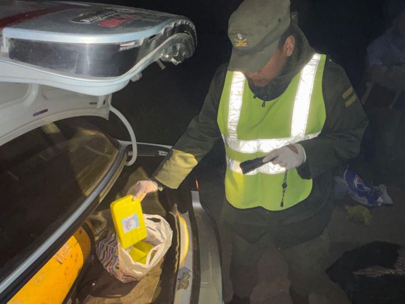 Llevaban dos cadetes de policía «a dedo» y cayeron con más de 3 kilos de cocaína en San Justo