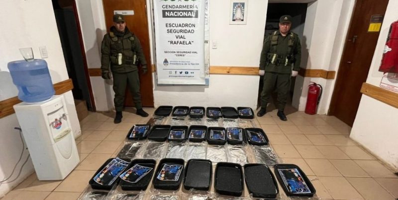 Gendarmería incautó 20 recipientes con pasta base y 47 kilos de cocaína en un micro proveniente de Bolivia