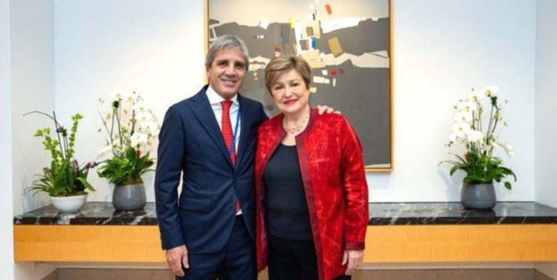 El FMI aprobó la cuarta revisión del acuerdo con Argentina y habilitó un nuevo desembolso de fondos