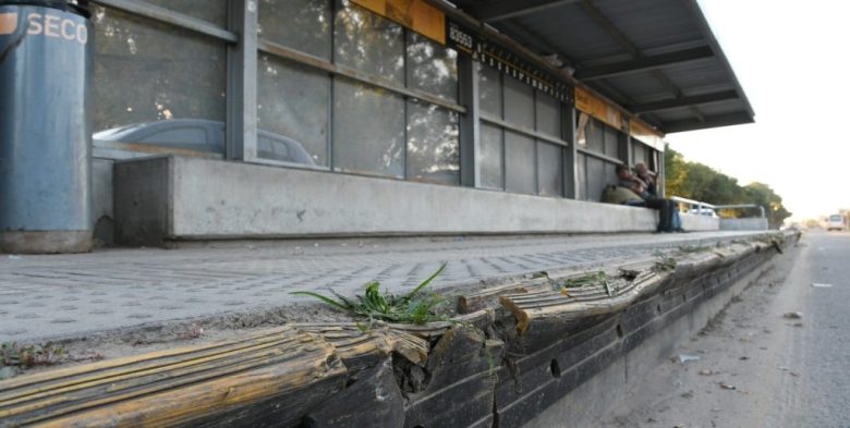 Deterioro y abandono en las paradas del Metrobús de Blas Parera, en Santa Fe