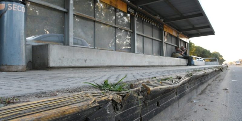 Deterioro y abandono en las paradas del Metrobús de Blas Parera, en Santa Fe