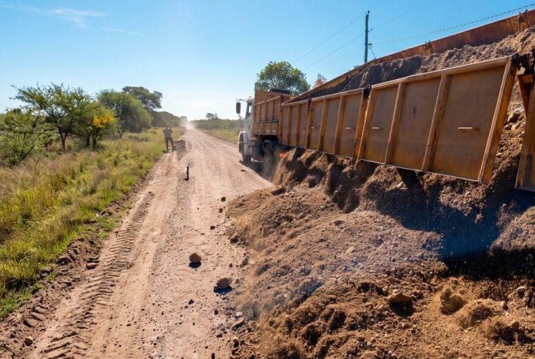 Vialidad Provincial inició reposición de broza y ripio en segundo tramo de acceso a Colonia 3 y 14, departamento La Paz
