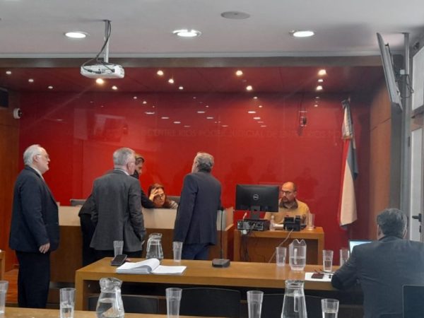 Causa contratos truchos: cuestionan una pericia caligráfica realizada a un testigo