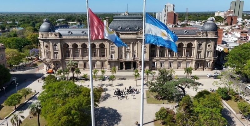 El Gobierno de Santa Fe activó el plan de protección salarial para aliviar deudas de trabajadores y jubilados