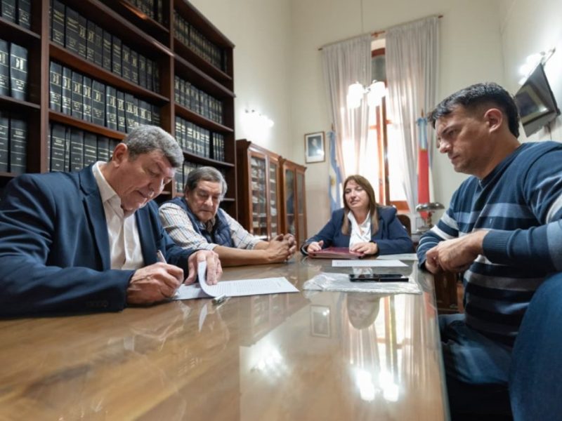 Nogoyá: el IAPV firmó el contrato para 19 viviendas con fondos provinciales