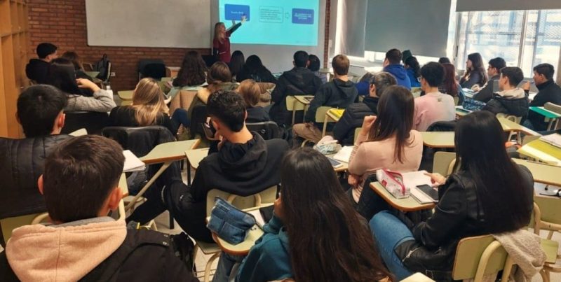 San Carlos Centro impulsa programas de apoyo para sus estudiantes universitarios en Santa Fe