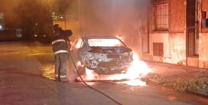 Incendio y destrucción total de un remis en barrio Fomento 9 de Julio