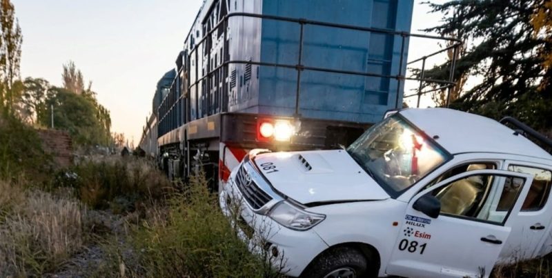 Tren de carga chocó contra una camioneta en Luján de Cuyo, Mendoza